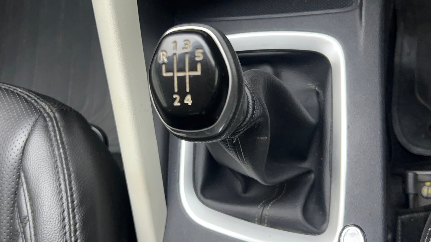 Used 2021 Nissan Magnite XV Dual Tone Petrol Manual interior GEAR  KNOB VIEW