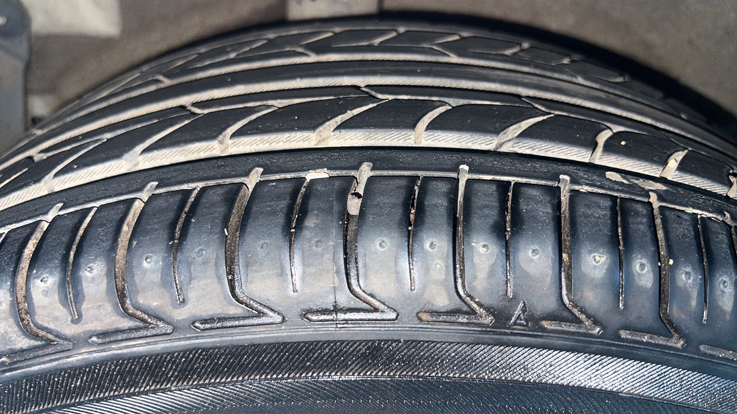 Used 2021 Hyundai New i20 Asta (O) 1.0 Turbo DCT Petrol Automatic tyres RIGHT REAR TYRE TREAD VIEW