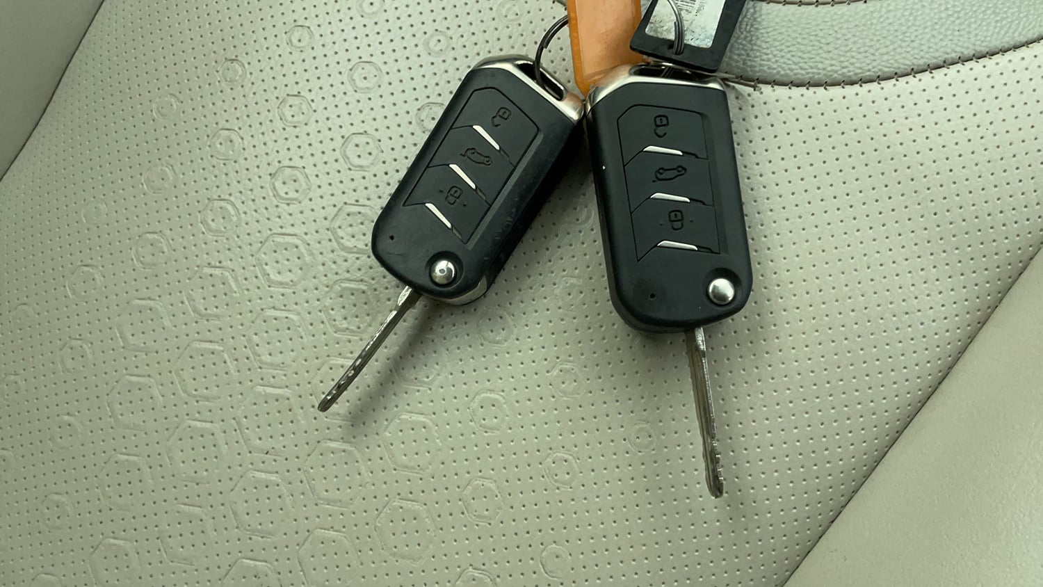Used 2022 Mahindra XUV700 AX 3 Petrol MT 5 STR Petrol Manual extra CAR KEY VIEW