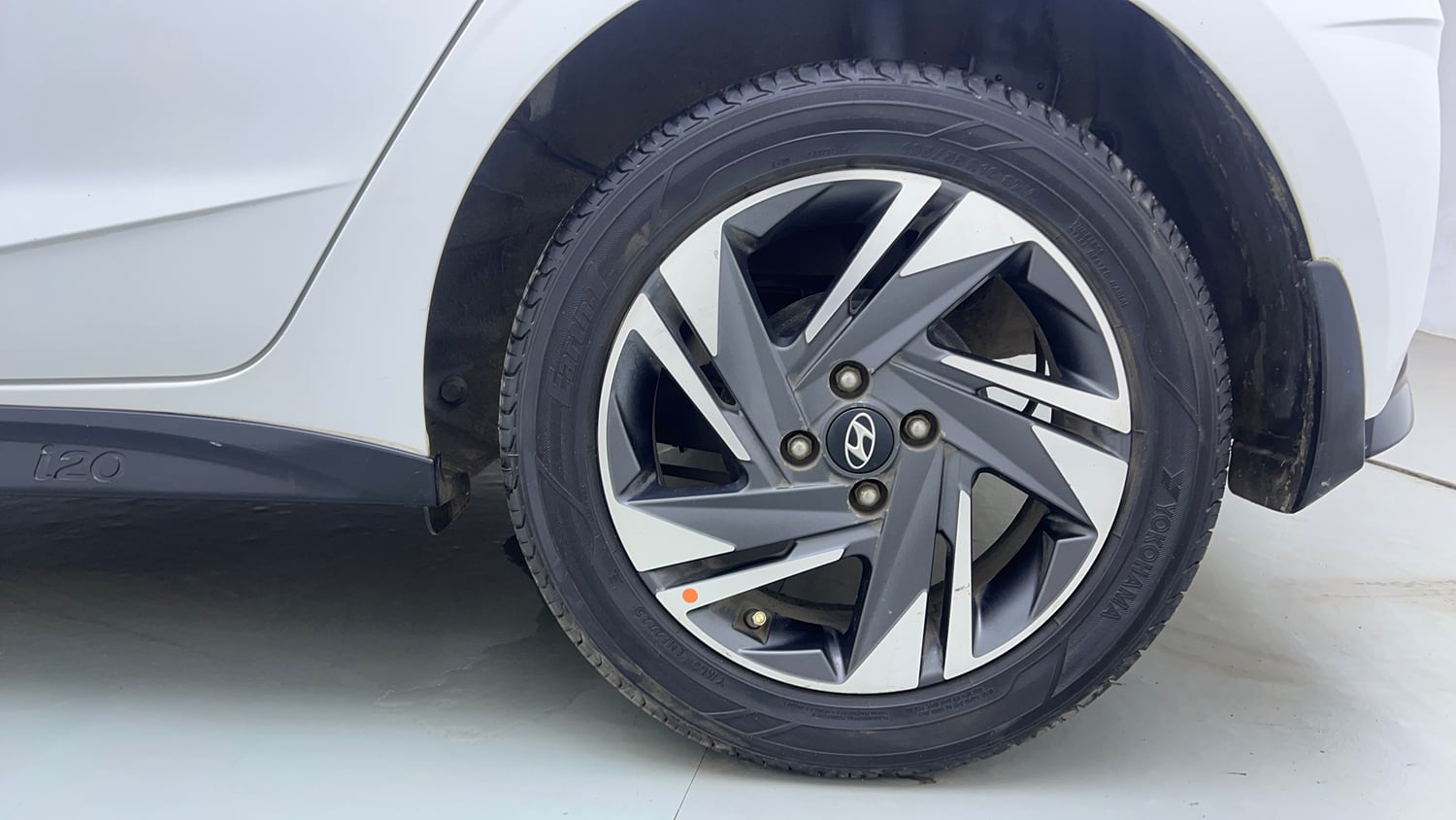 Used 2021 Hyundai New i20 Asta (O) 1.0 Turbo DCT Petrol Automatic tyres LEFT REAR TYRE RIM VIEW