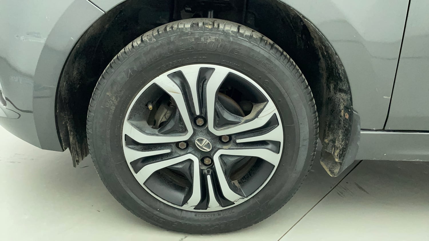 Used 2022 Tata Tiago XT Rhythm Petrol Manual tyres LEFT FRONT TYRE RIM VIEW