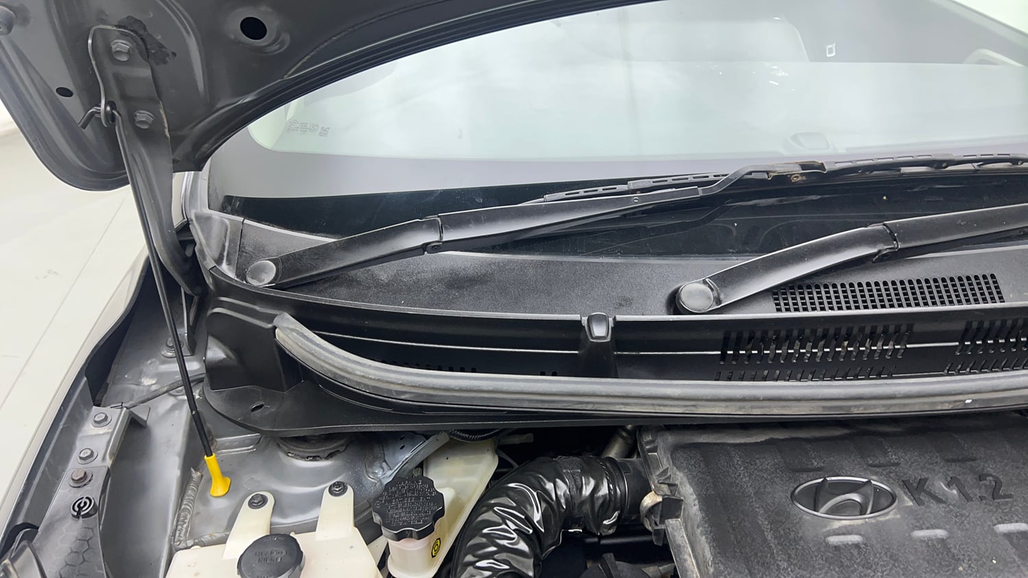 Used 2022 Hyundai Aura S 1.2 CNG Cng Manual engine ENGINE RIGHT SIDE HINGE & APRON VIEW