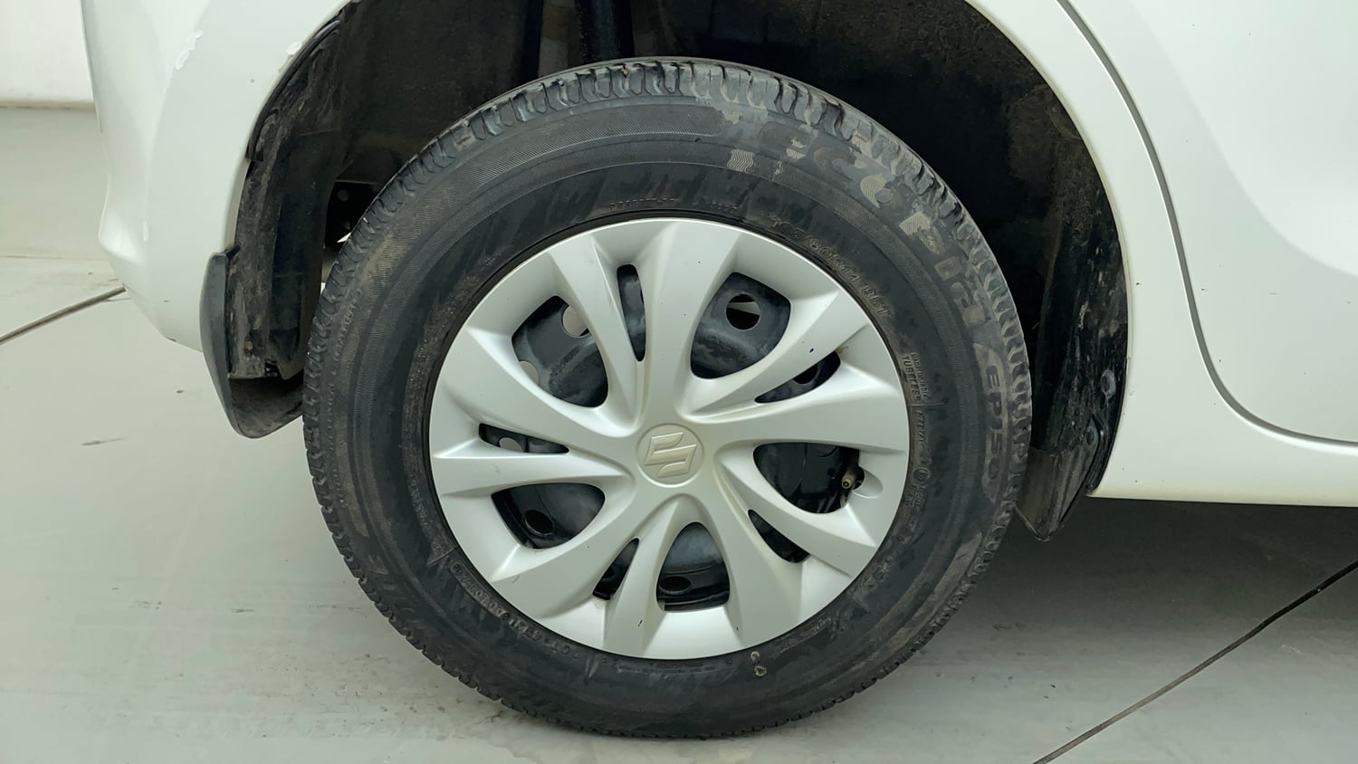 Used 2020 Maruti Suzuki Swift VXi AMT Petrol Automatic tyres RIGHT REAR TYRE RIM VIEW