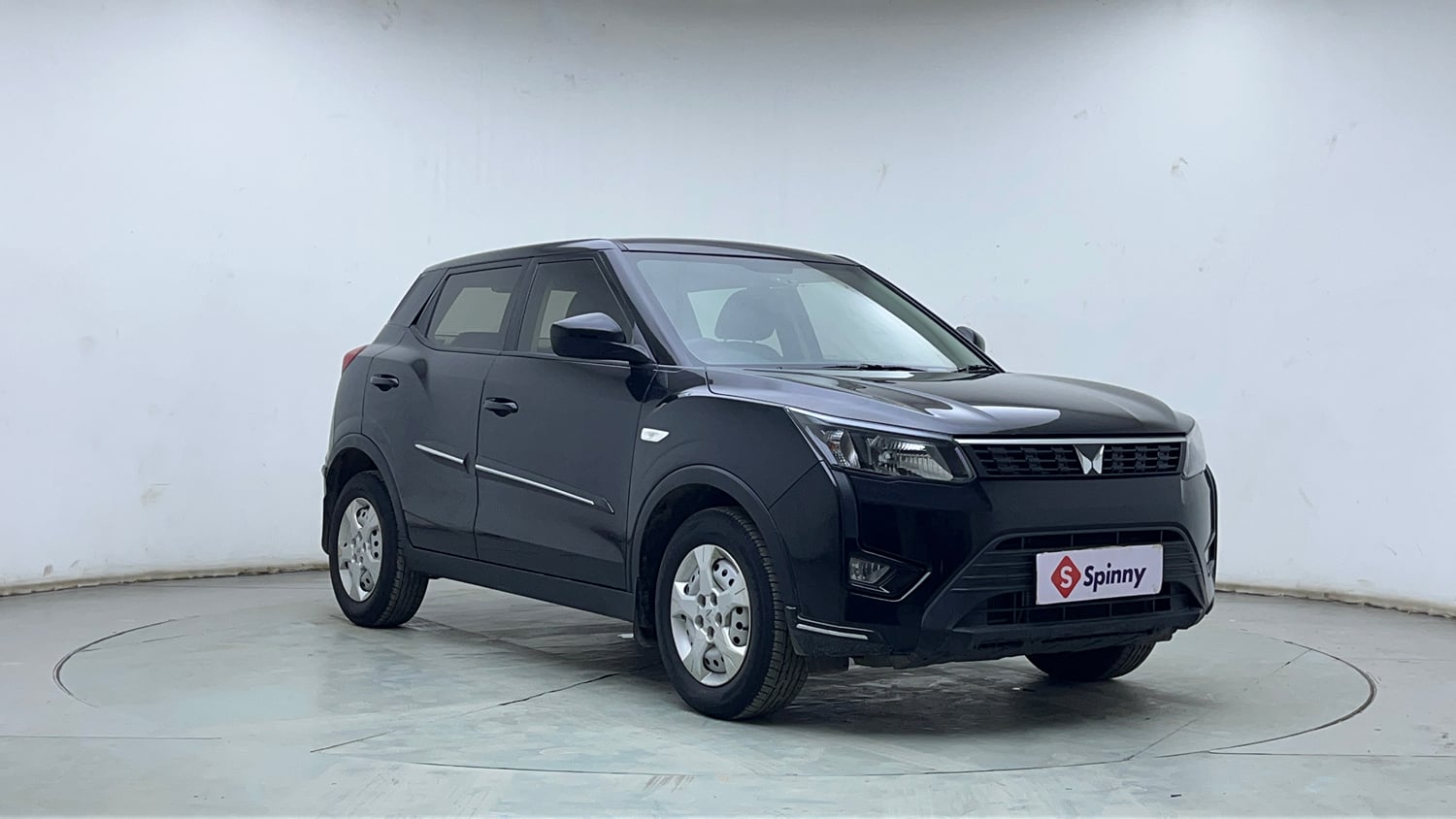 Used 2023 Mahindra XUV 300 W4 1.2 Petrol Petrol Manual exterior RIGHT FRONT CORNER VIEW