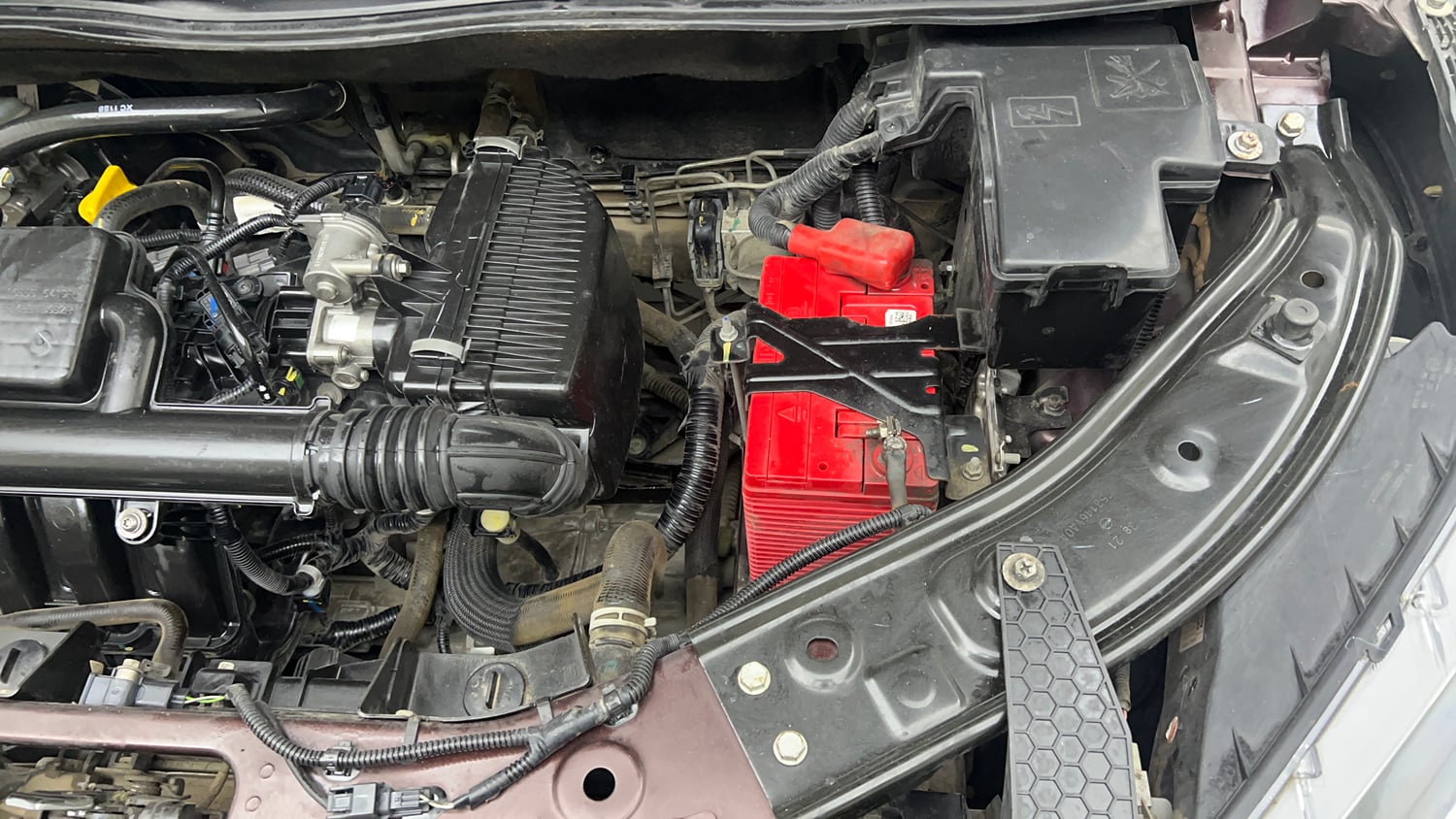 Used 2021 Nissan Magnite XV Dual Tone Petrol Manual engine ENGINE LEFT SIDE VIEW