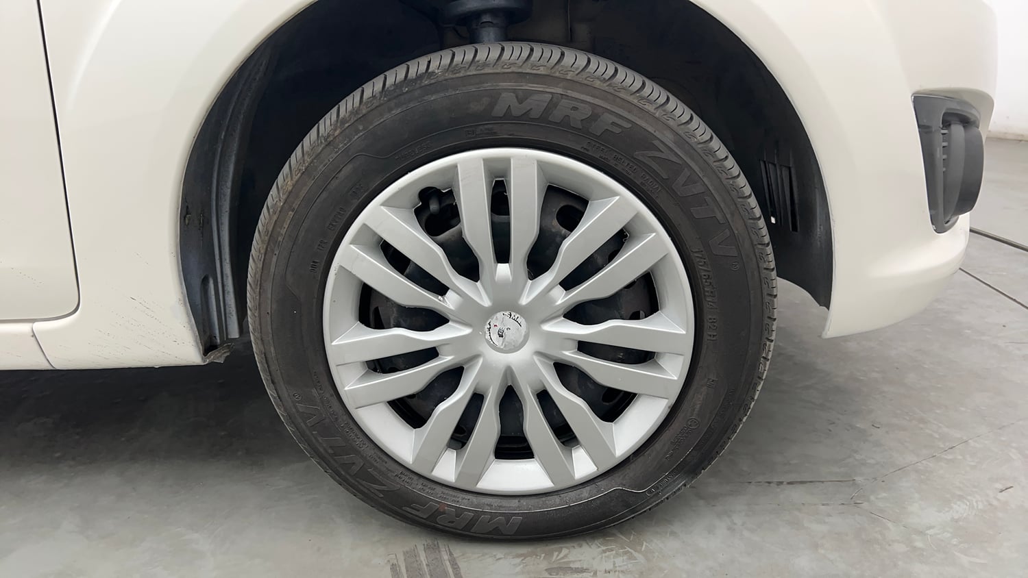 Used 2014 Ford Figo Duratec Petrol ZXI 1.2 Petrol Manual tyres RIGHT FRONT TYRE RIM VIEW