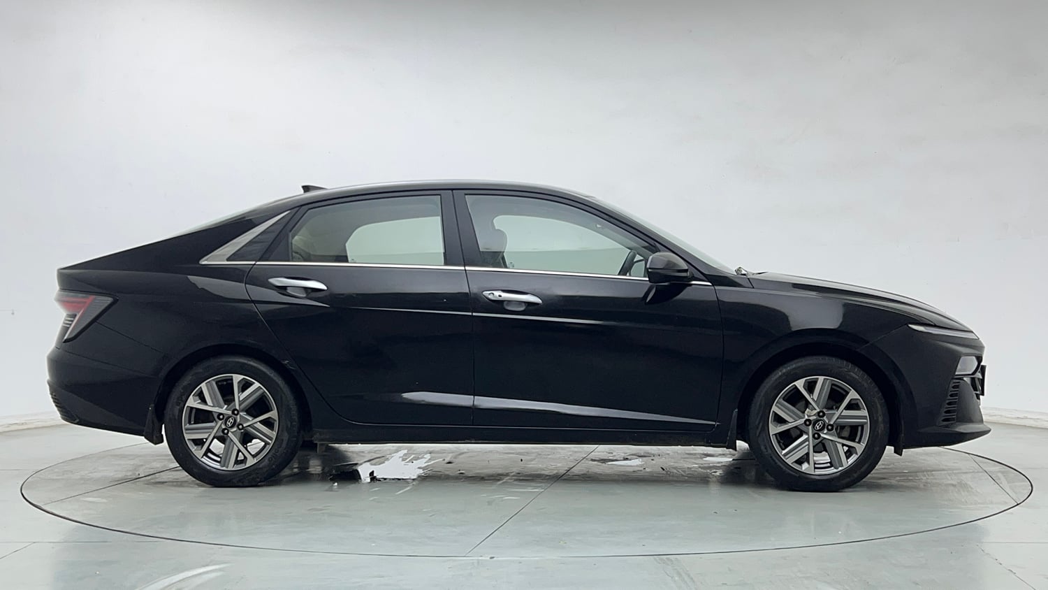 Used 2023 Hyundai Verna SX (O) 1.5 Petrol IVT Petrol Automatic exterior RIGHT SIDE VIEW