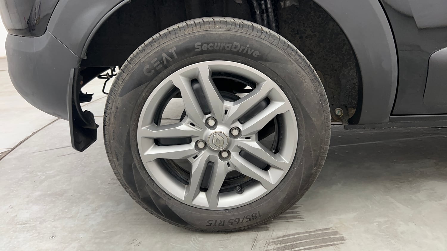 Used 2024 Renault Triber RXZ Petrol Manual tyres RIGHT REAR TYRE RIM VIEW