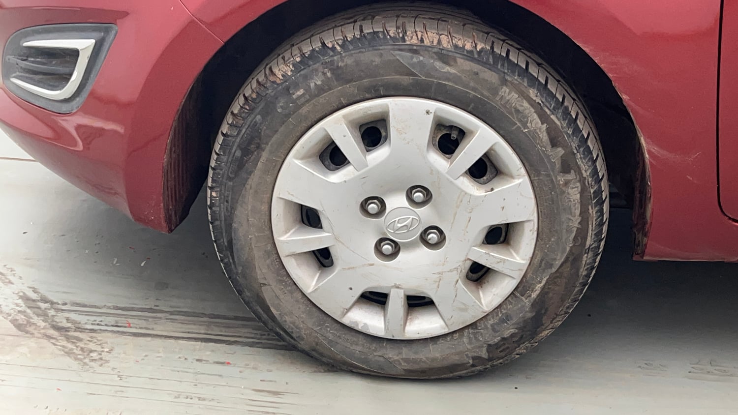 Used 2013 Hyundai i20 Magna (O) 1.2 Petrol Manual tyres LEFT FRONT TYRE RIM VIEW