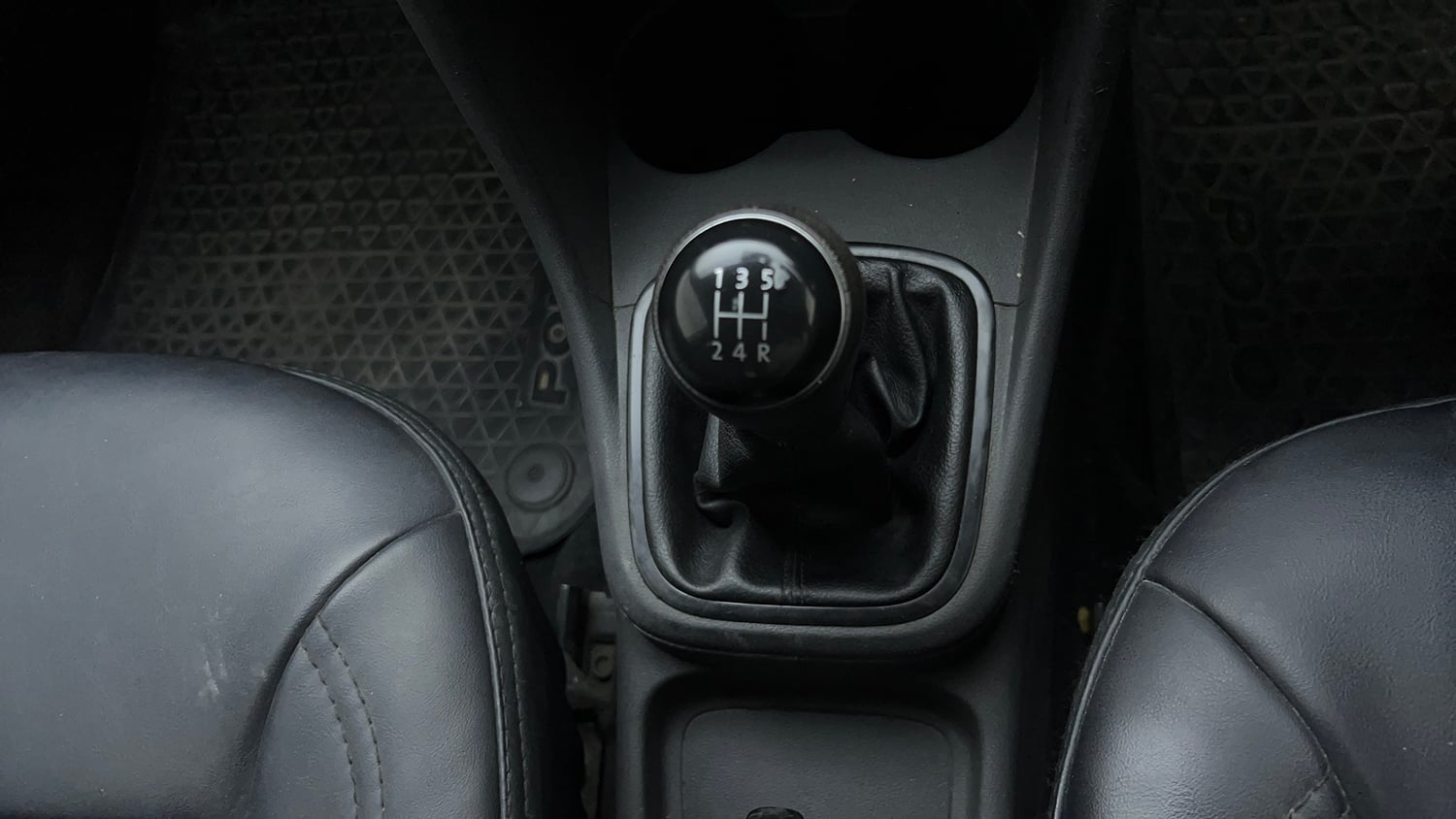 Used 2018 Volkswagen Polo Comfortline 1.0L (P) Petrol Manual interior GEAR  KNOB VIEW