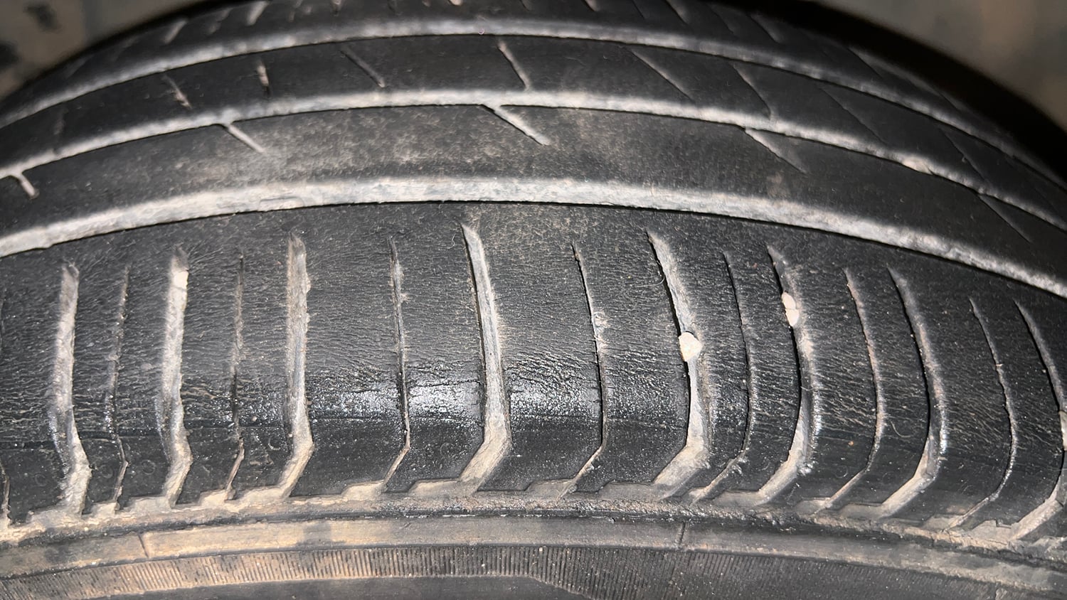 Used 2022 Tata Punch Accomplished AMT Petrol Automatic tyres RIGHT FRONT TYRE TREAD VIEW