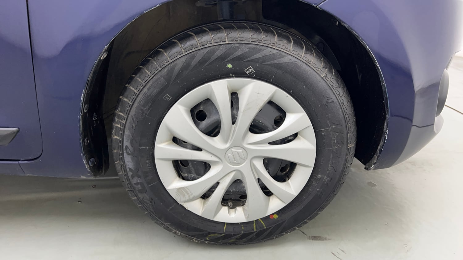 Used 2022 Maruti Suzuki Swift VXi Petrol Manual tyres RIGHT FRONT TYRE RIM VIEW