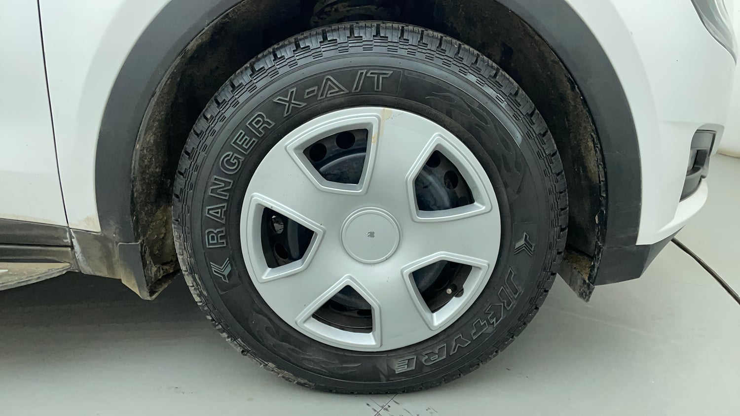 Used 2022 Mahindra XUV700 AX 3 Petrol MT 5 STR Petrol Manual tyres RIGHT FRONT TYRE RIM VIEW