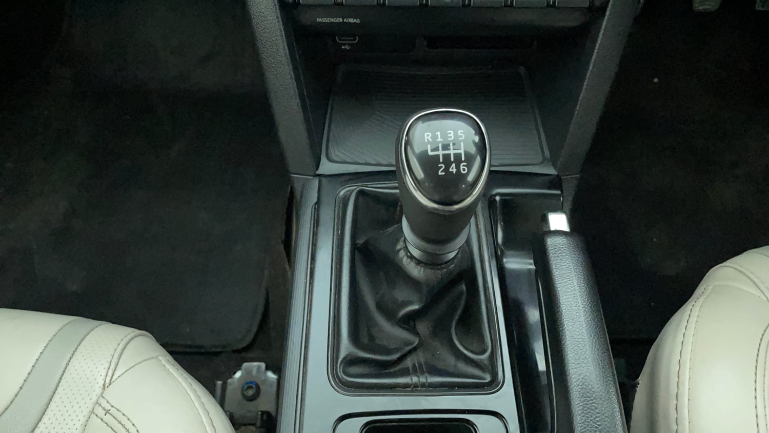 Used 2022 Mahindra XUV700 AX 3 Petrol MT 5 STR Petrol Manual interior GEAR  KNOB VIEW