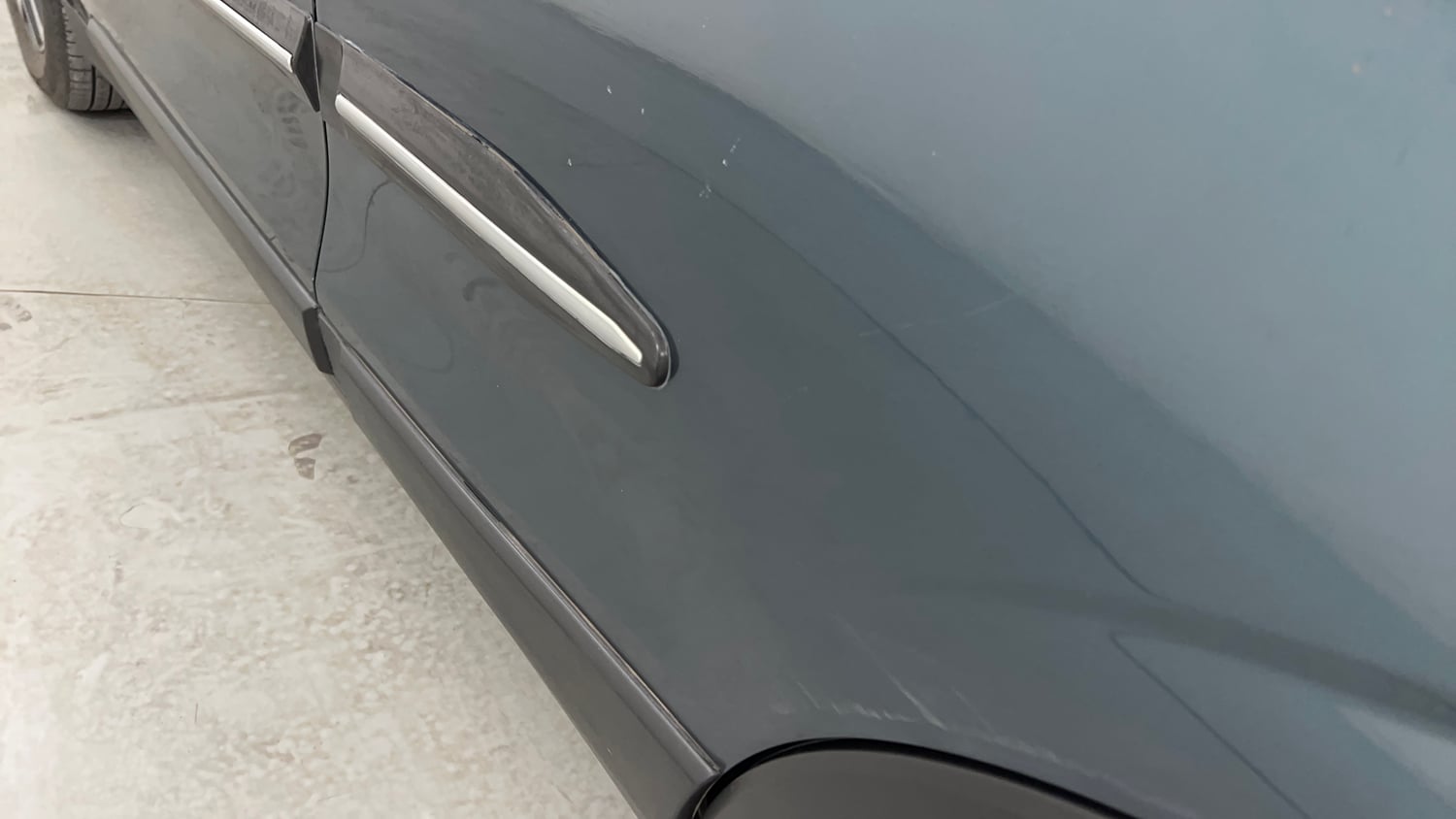 Used 2023 Mahindra XUV 300 W8 (O) 1.2 Petrol AMT Petrol Automatic dents MINOR SCRATCH
