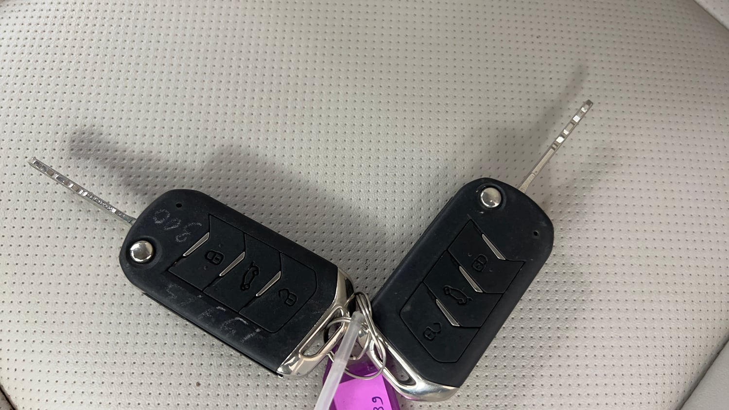 Used 2023 Mahindra XUV 300 W8 (O) 1.2 Petrol AMT Petrol Automatic extra CAR KEY VIEW