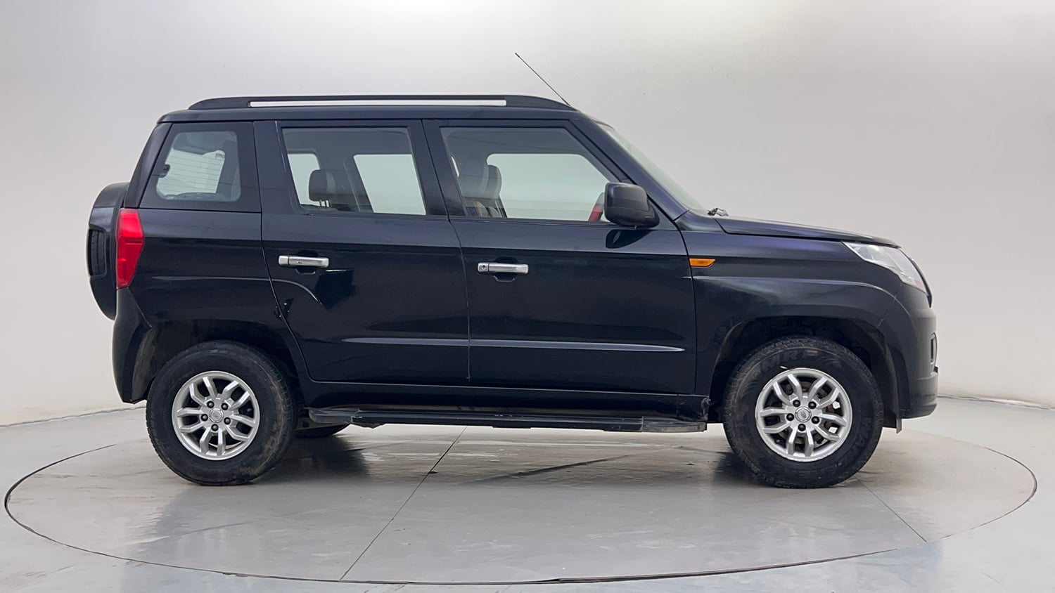 Used 2016 Mahindra TUV300 T8 mHAWK100 Diesel Manual exterior RIGHT SIDE VIEW