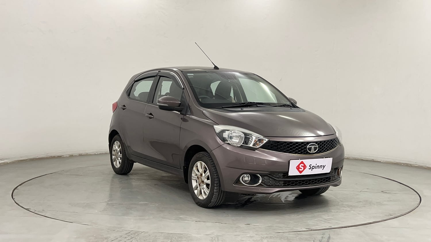 Used 2017 Tata Tiago Revotron XZ Petrol Manual exterior RIGHT FRONT CORNER VIEW
