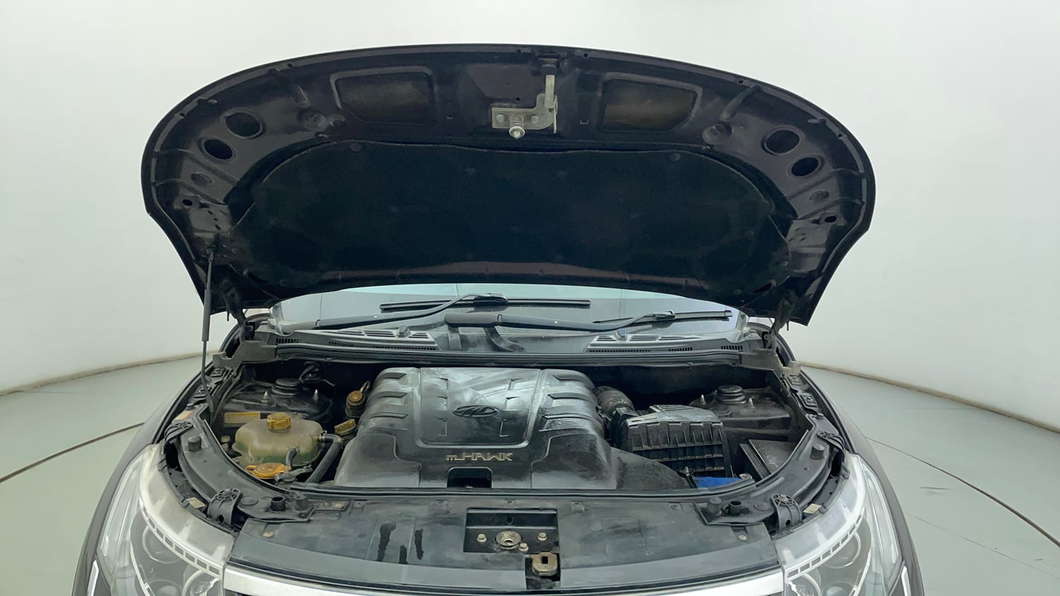 Used 2019 Mahindra XUV500 W7 Diesel Manual engine ENGINE & BONNET OPEN FRONT VIEW
