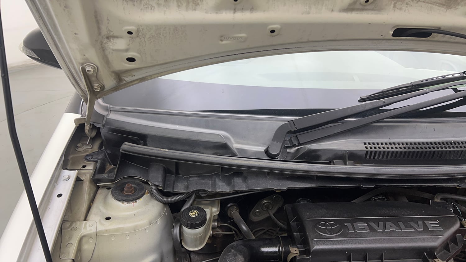 Used 2016 Toyota Etios Liva V Petrol Manual engine ENGINE RIGHT SIDE HINGE & APRON VIEW