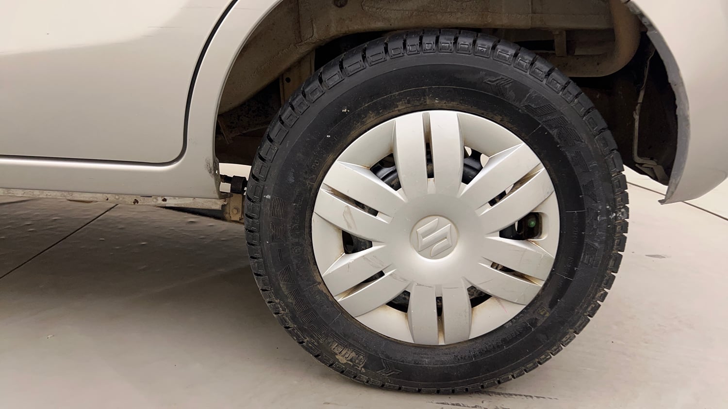 Used 2014 Maruti Suzuki Alto 800 Lxi Petrol Manual tyres LEFT REAR TYRE RIM VIEW