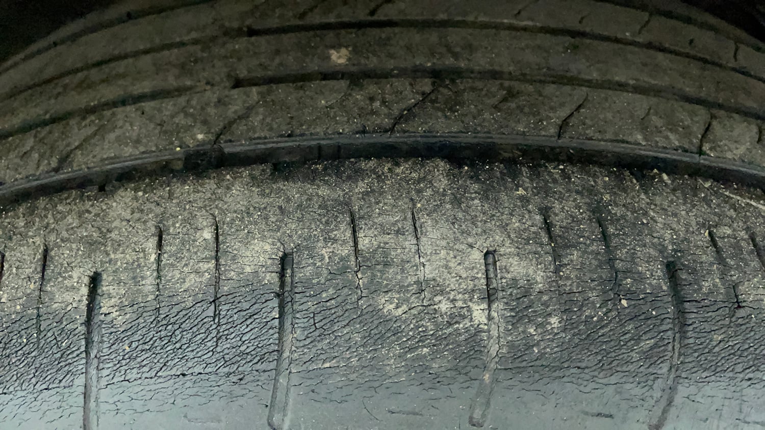 Used 2022 Mahindra XUV700 AX 3 Petrol MT 5 STR Petrol Manual tyres RIGHT REAR TYRE TREAD VIEW