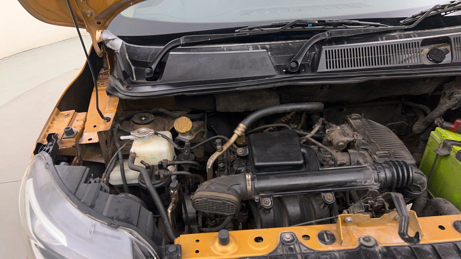 Used 2021 Renault Triber RXZ EASY-R AMT Petrol Automatic engine ENGINE RIGHT SIDE HINGE & APRON VIEW
