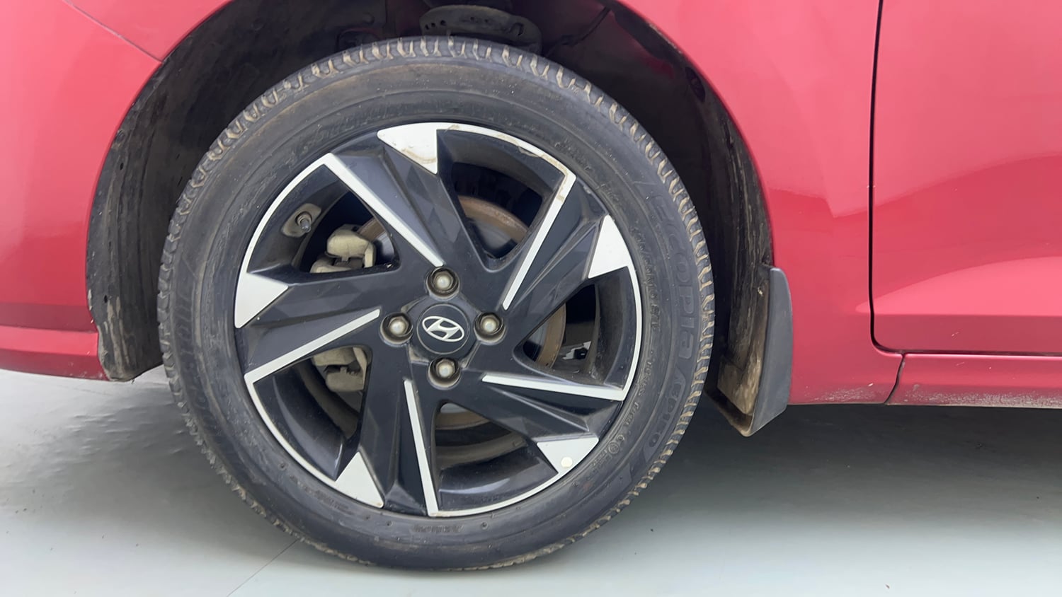 Used 2021 Hyundai Verna SX (O) 1.0 Turbo DCT Petrol Automatic tyres LEFT FRONT TYRE RIM VIEW