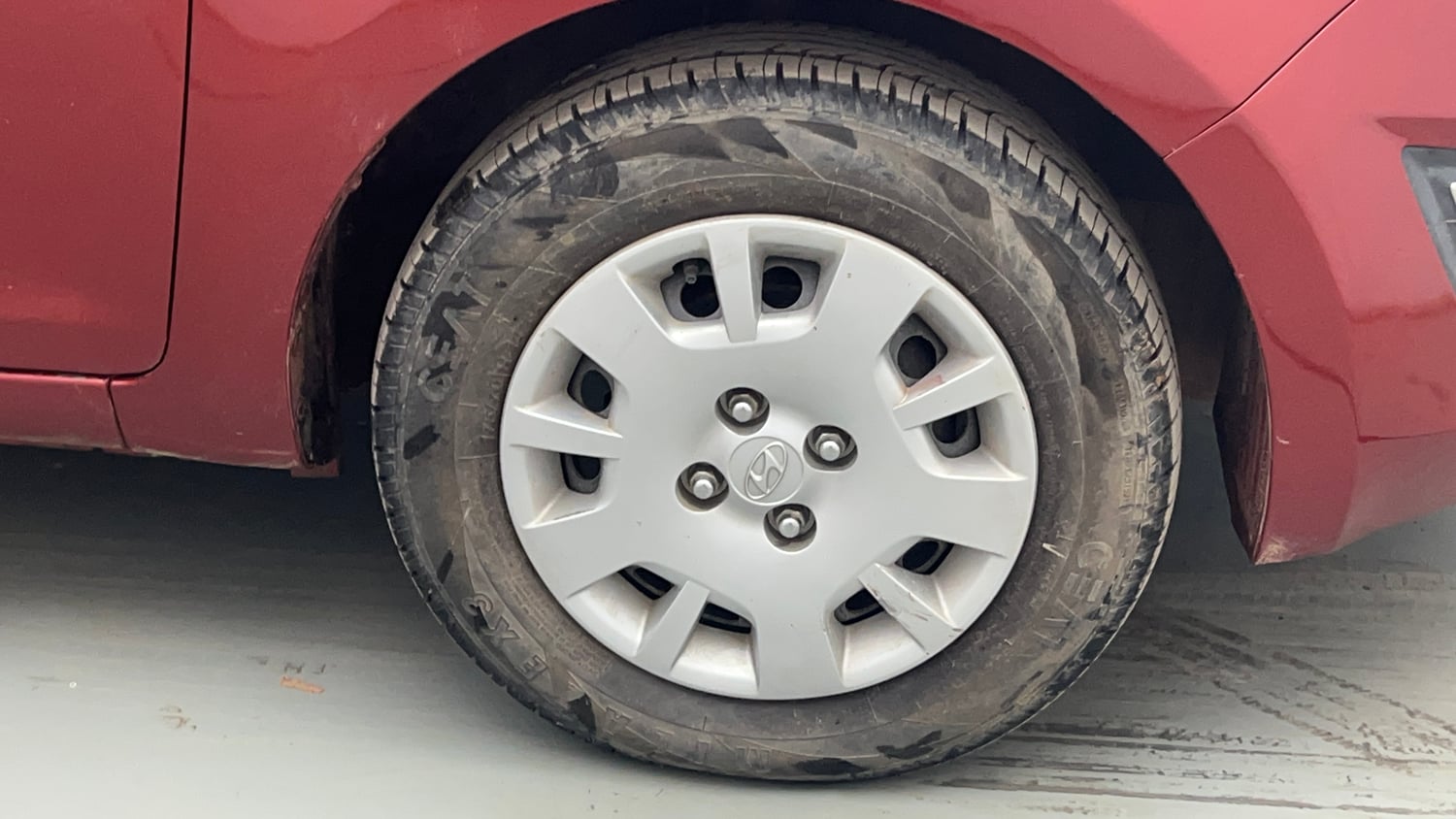 Used 2013 Hyundai i20 Magna (O) 1.2 Petrol Manual tyres RIGHT FRONT TYRE RIM VIEW