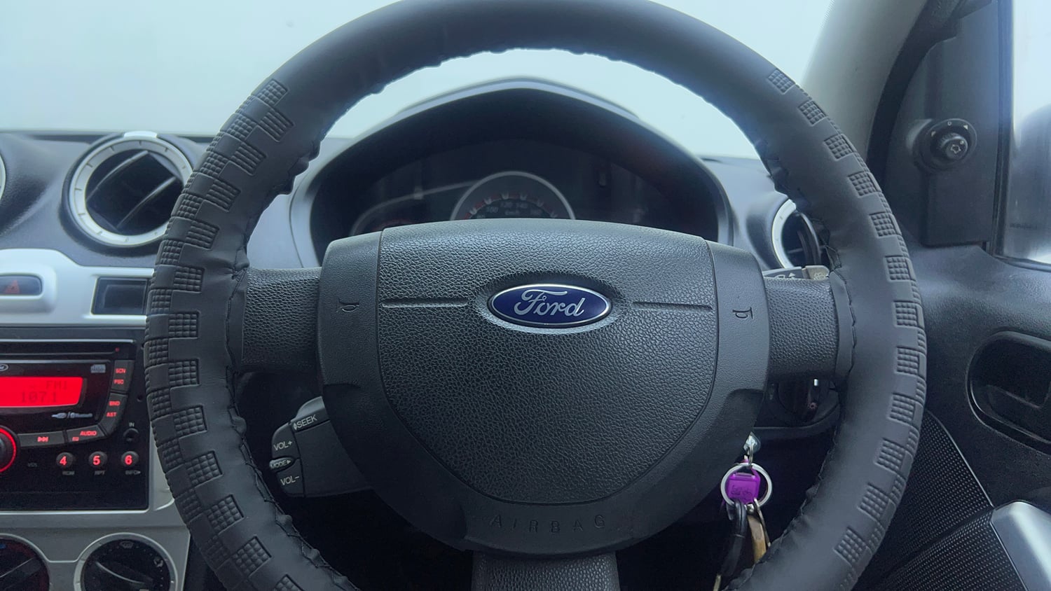 Used 2014 Ford Figo Duratec Petrol ZXI 1.2 Petrol Manual top_features Steering mounted controls