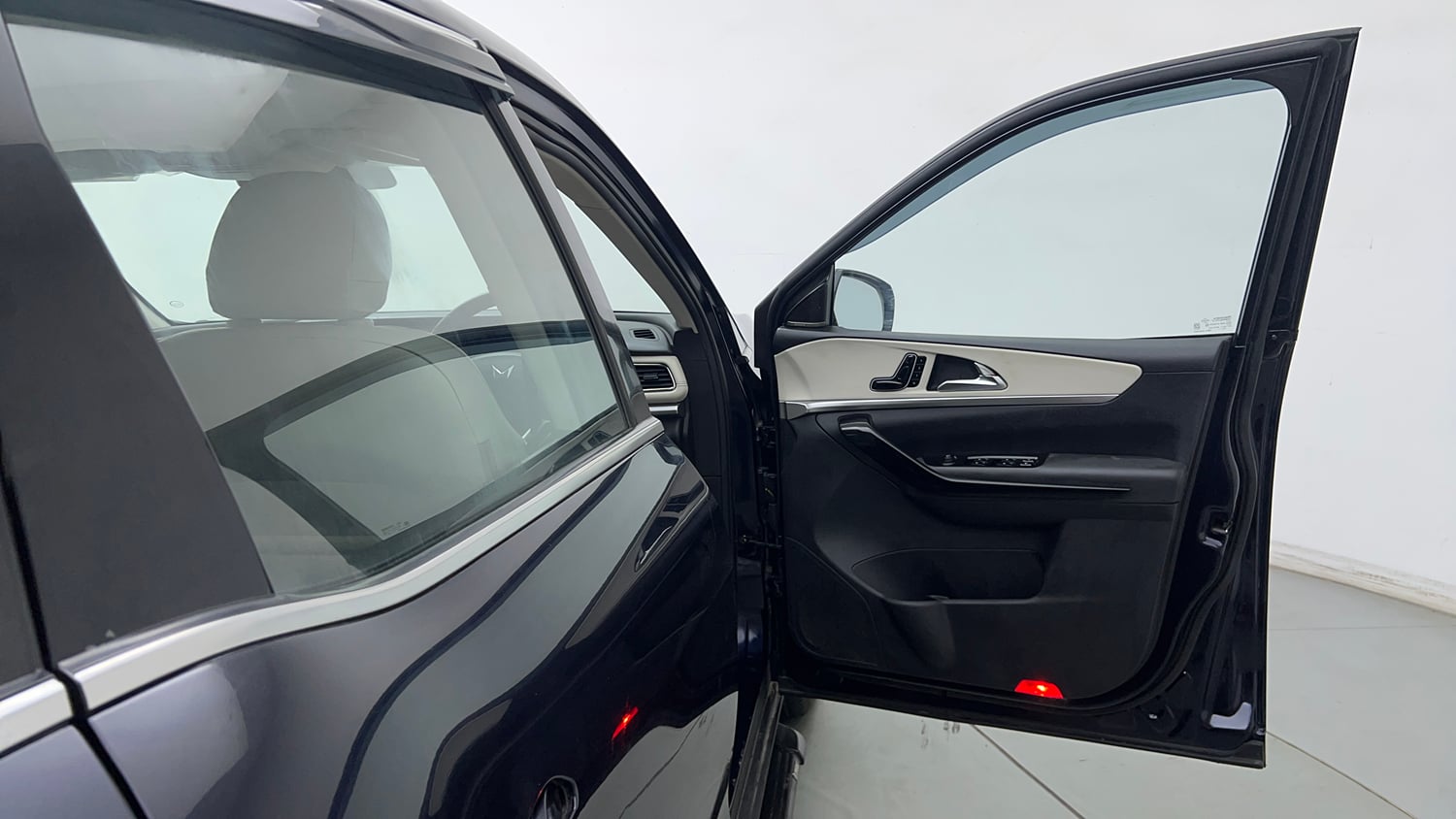 Used 2024 Mahindra XUV700 AX 7 Luxury Pack Petrol AT 7 STR Petrol Automatic interior RIGHT FRONT DOOR OPEN VIEW