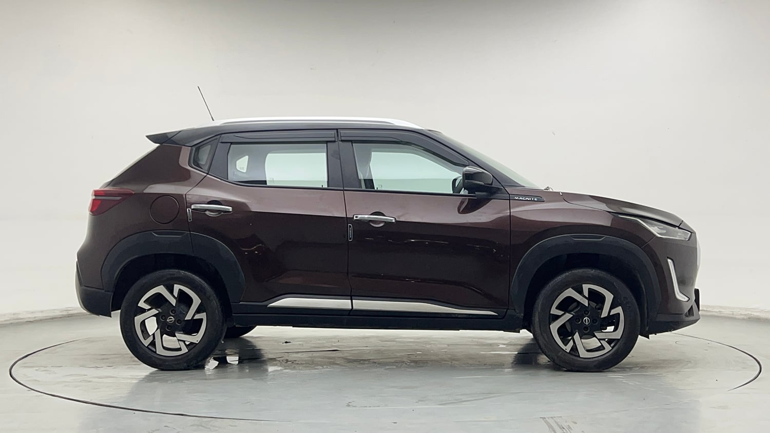 Used 2021 Nissan Magnite XV Dual Tone Petrol Manual exterior RIGHT SIDE VIEW