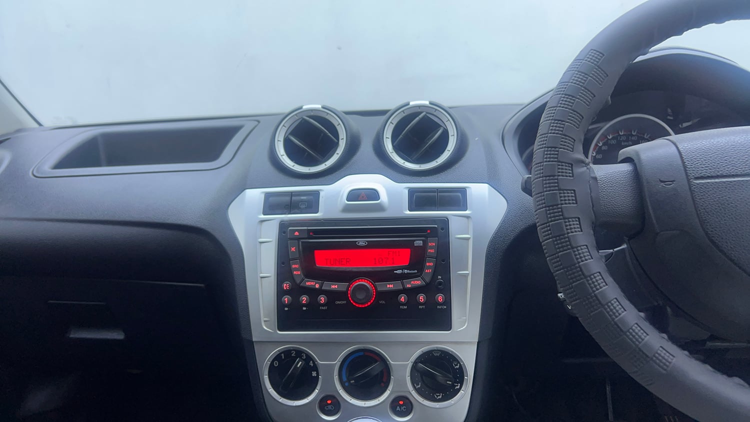Used 2014 Ford Figo Duratec Petrol ZXI 1.2 Petrol Manual interior MUSIC SYSTEM & AC CONTROL VIEW