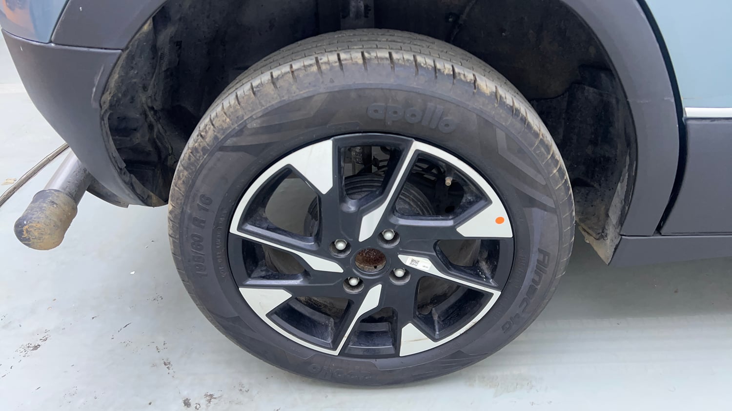 Used 2024 Tata Punch Creative Dual Tone MT Sunroof Petrol Manual tyres RIGHT REAR TYRE RIM VIEW