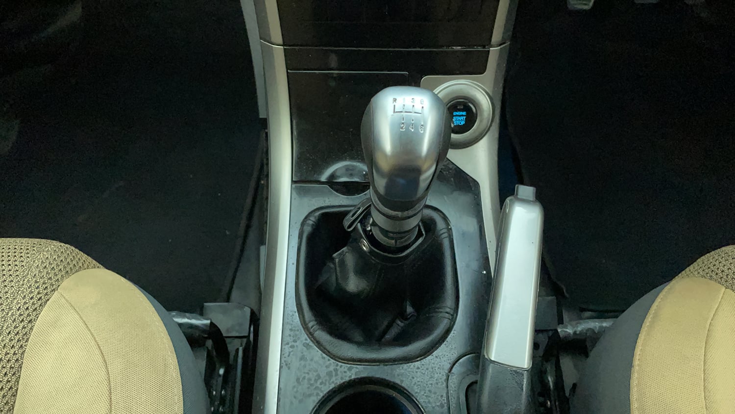 Used 2019 Mahindra XUV500 W7 Diesel Manual interior GEAR  KNOB VIEW
