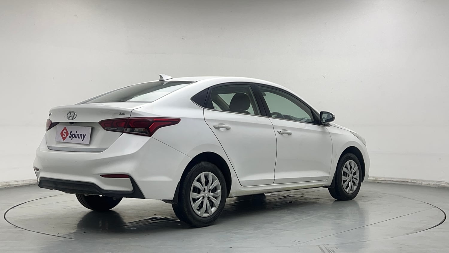 Used 2017 Hyundai Verna EX 1.6 VTVT Petrol Manual exterior RIGHT REAR CORNER VIEW