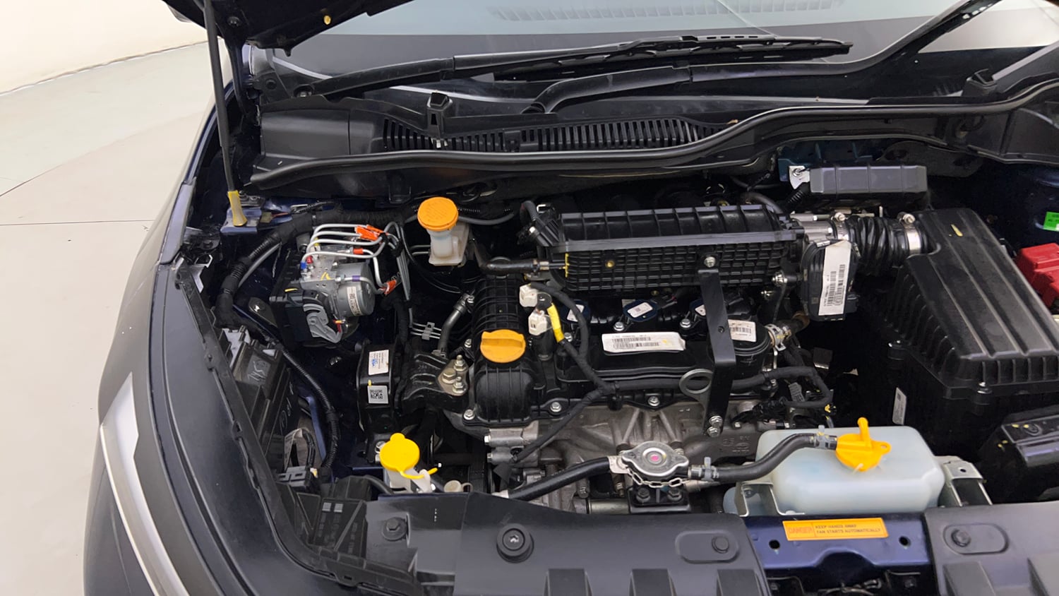 Used 2025 Tata Altroz Accomplished S Petrol 5MT Petrol Manual engine ENGINE RIGHT SIDE HINGE & APRON VIEW
