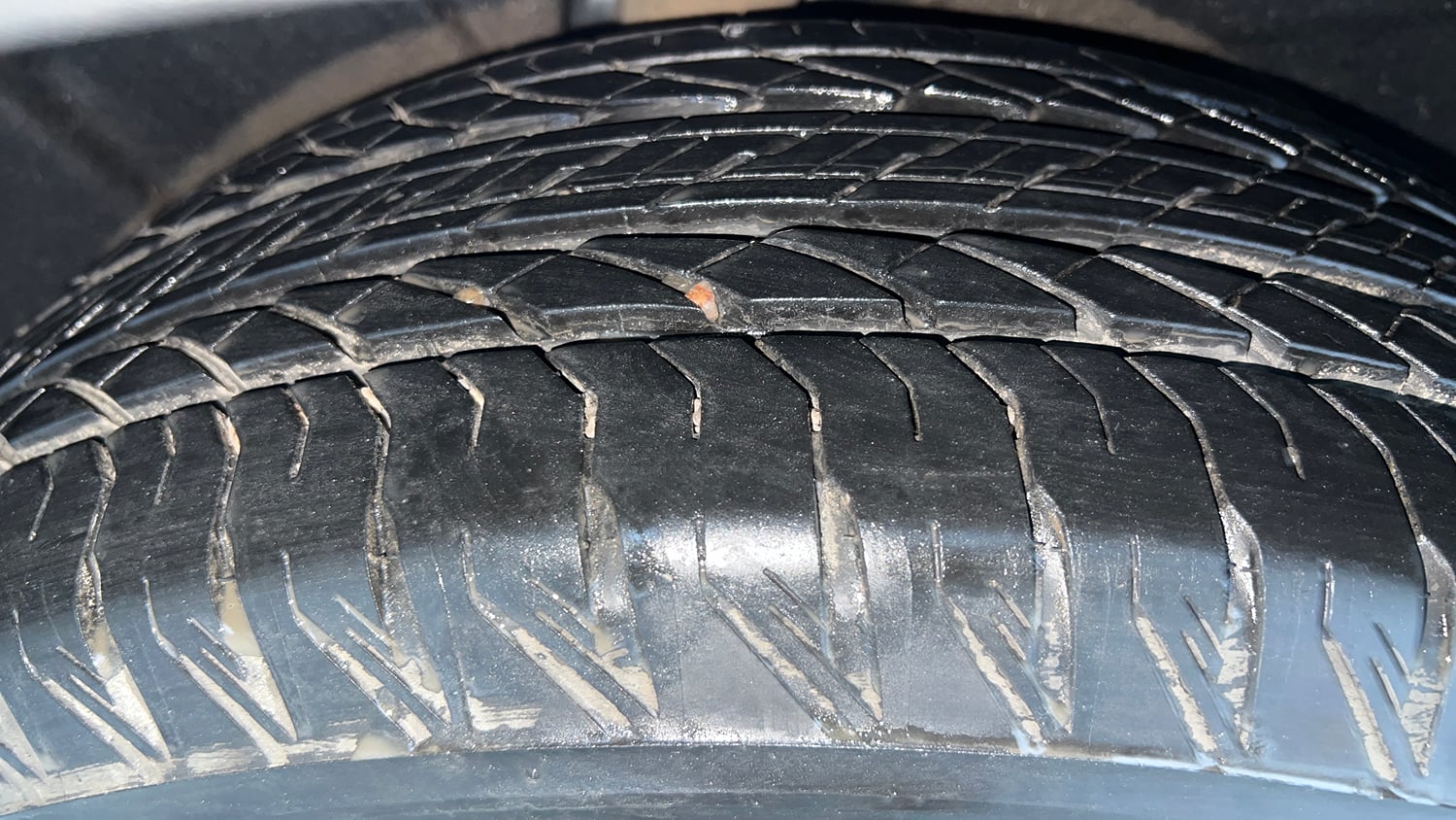Used 2024 Mahindra XUV700 AX 7 Luxury Pack Petrol AT 7 STR Petrol Automatic tyres RIGHT REAR TYRE TREAD VIEW