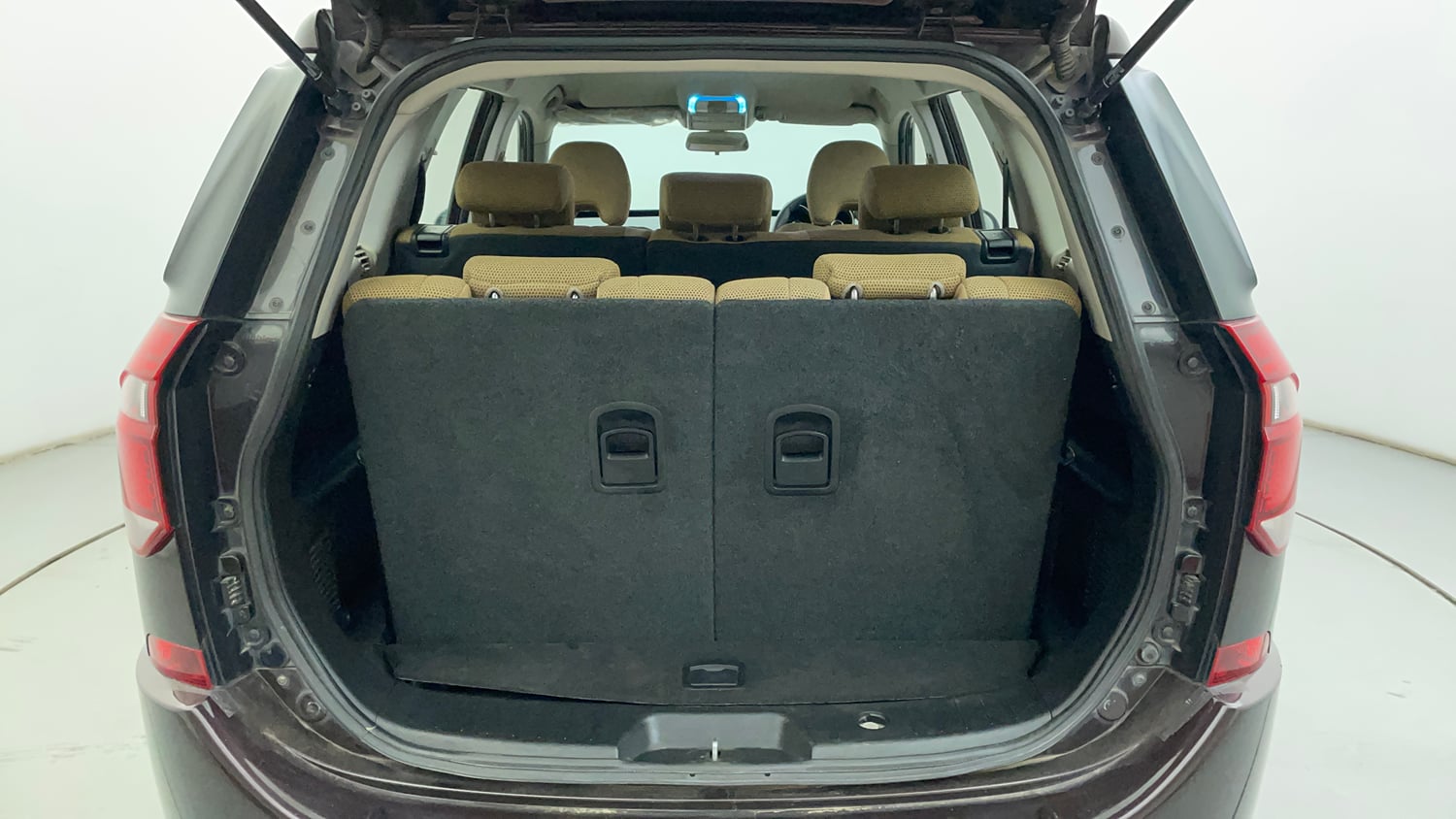 Used 2019 Mahindra XUV500 W7 Diesel Manual interior DICKY INSIDE VIEW