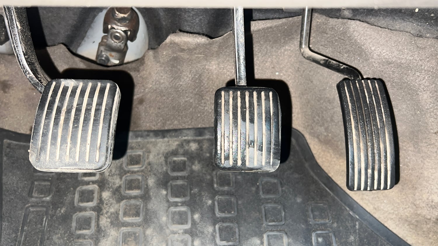 Used 2014 Hyundai i10 Magna 1.1 iRDE2 Petrol Manual interior PEDALS VIEW