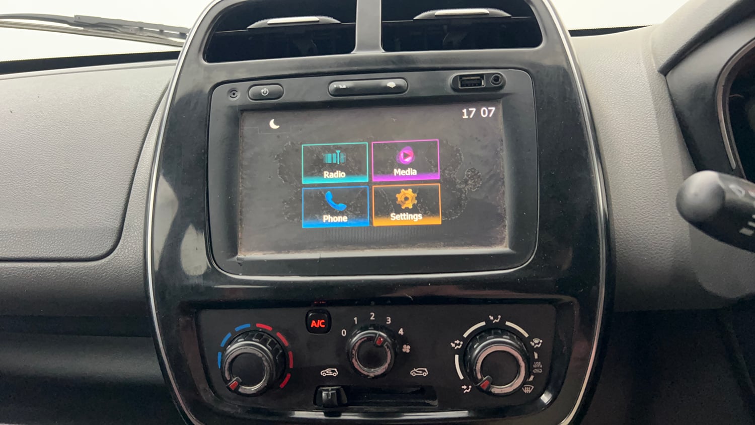 Used 2018 Renault Kwid 1.0 RXT AMT Opt Petrol Automatic interior MUSIC SYSTEM & AC CONTROL VIEW