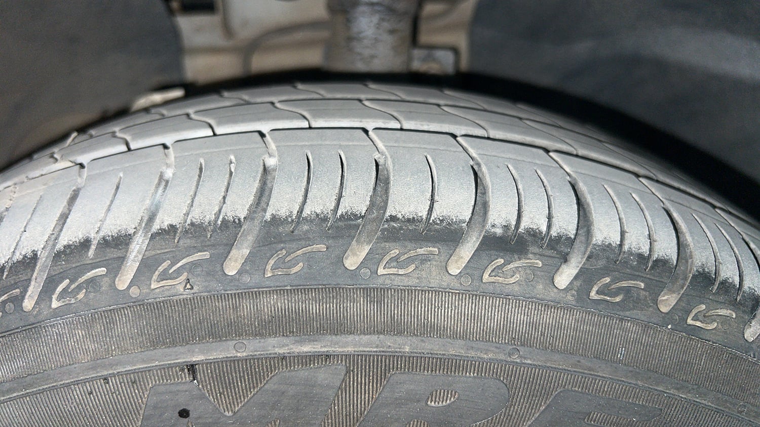 Used 2014 Ford Figo Duratec Petrol ZXI 1.2 Petrol Manual tyres LEFT FRONT TYRE TREAD VIEW