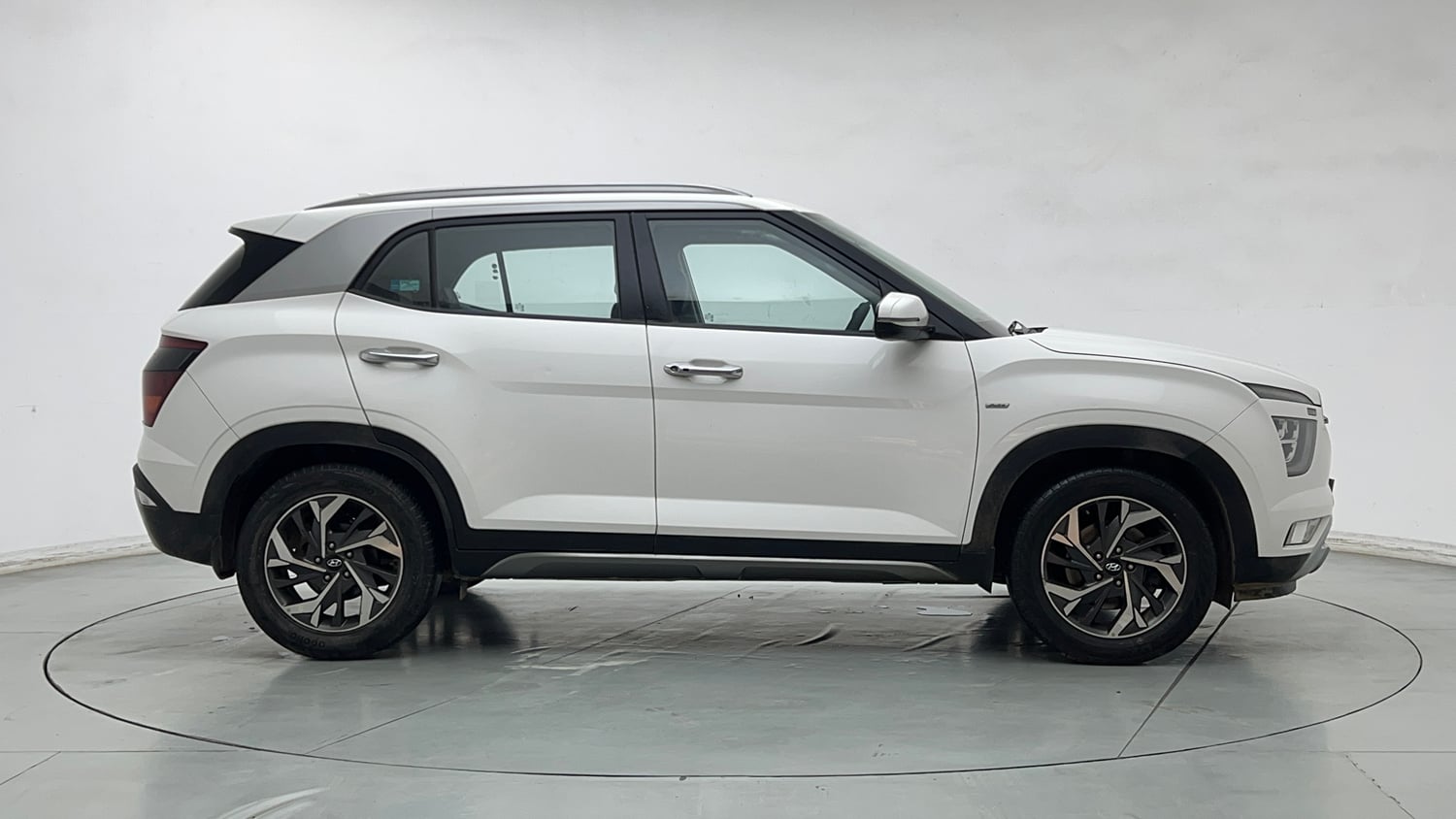 Used 2023 Hyundai Creta SX (O) 1.5 Petrol IVT Petrol Automatic exterior RIGHT SIDE VIEW