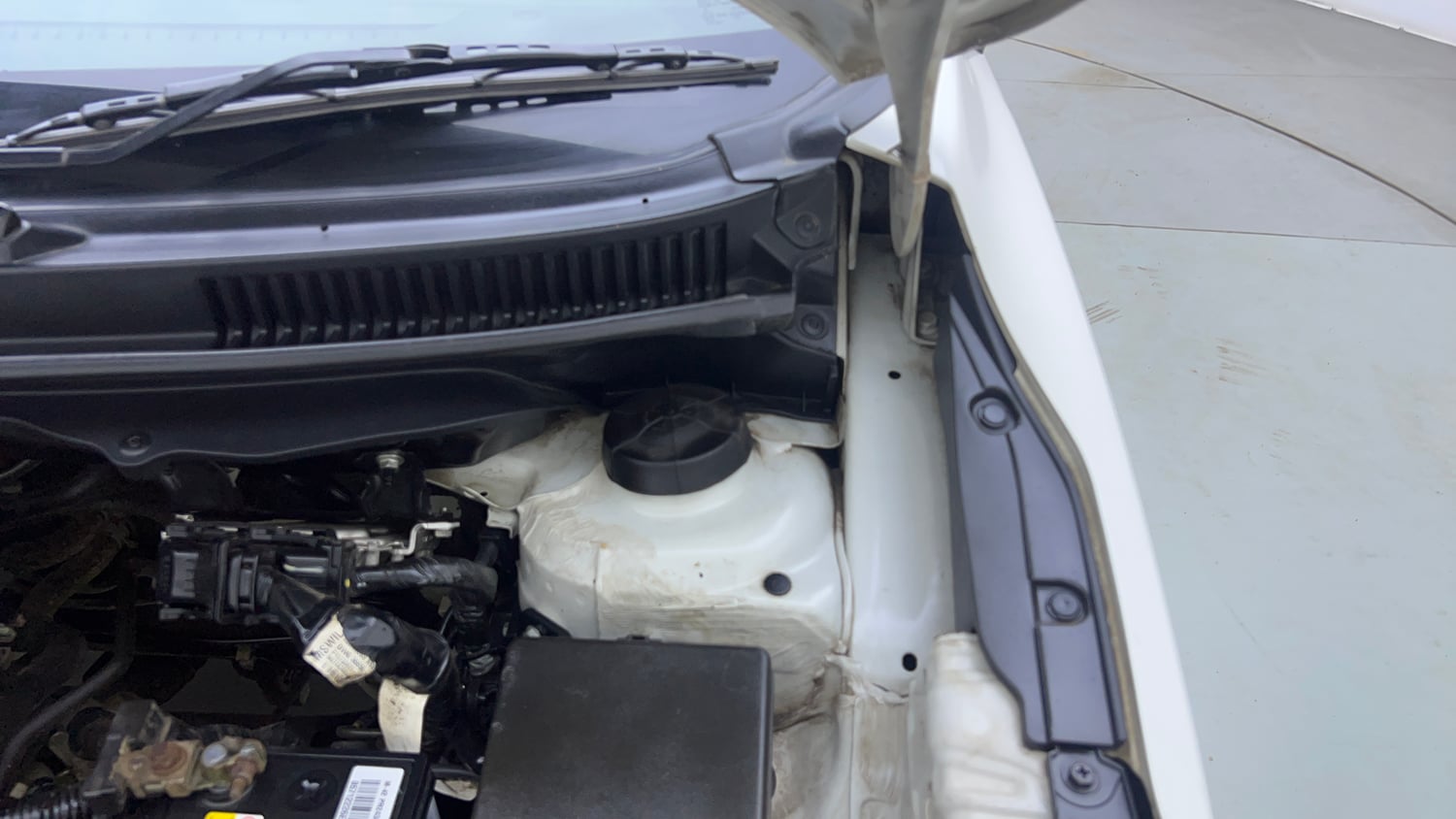 Used 2023 Maruti Suzuki Baleno Alpha MT Petrol Manual engine ENGINE LEFT SIDE HINGE & APRON VIEW