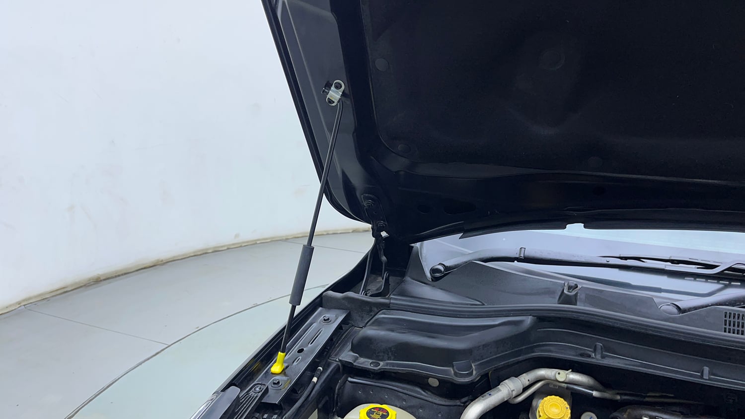 Used 2023 Mahindra XUV 300 W4 1.2 Petrol Petrol Manual engine ENGINE RIGHT SIDE HINGE & APRON VIEW