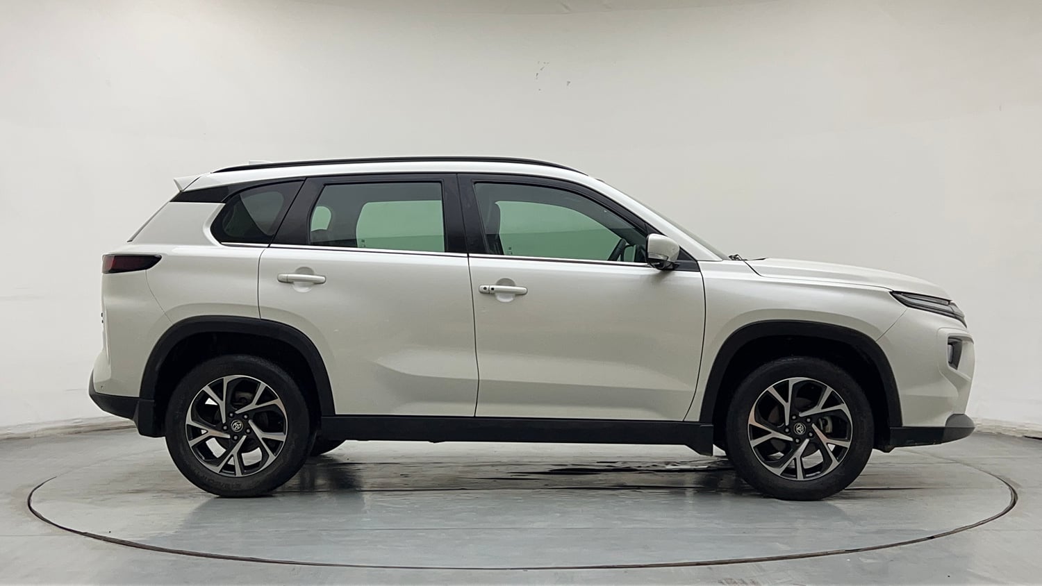 Used 2024 Toyota Urban Cruiser Hyryder V AT NeoDrive Petrol Automatic exterior RIGHT SIDE VIEW