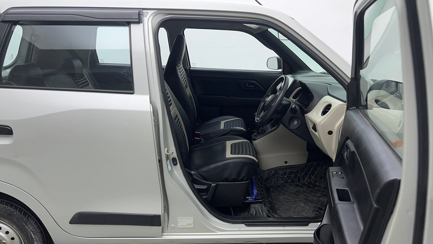 Used 2022 Maruti Suzuki Wagon R 1.0 LXi (O) 1.0 Petrol Manual interior RIGHT SIDE FRONT DOOR CABIN VIEW