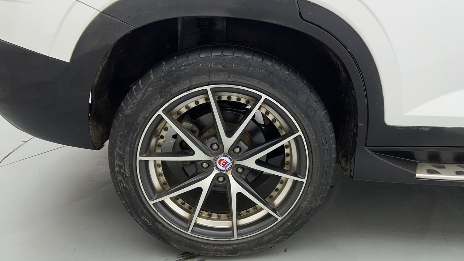 Used 2022 Hyundai Alcazar Platinum (O) 7 Seater 1.5 Diesel AT Diesel Automatic tyres RIGHT REAR TYRE RIM VIEW
