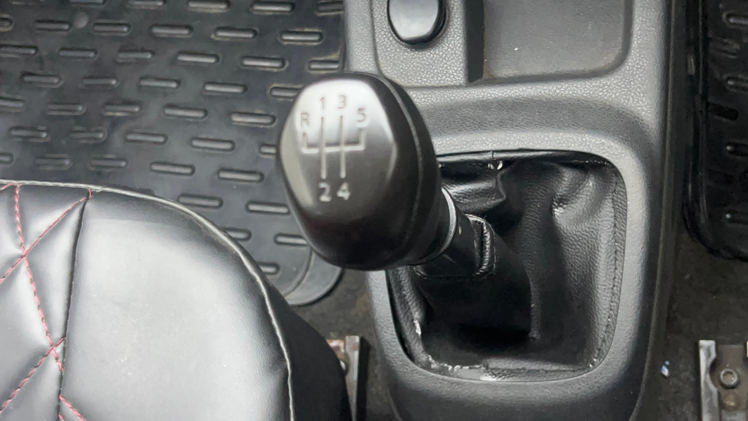 Used 2016 Renault Kwid RXT Petrol Manual interior GEAR  KNOB VIEW