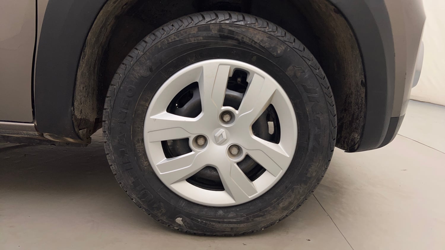 Used 2016 Renault Kwid RXT Petrol Manual tyres RIGHT FRONT TYRE RIM VIEW